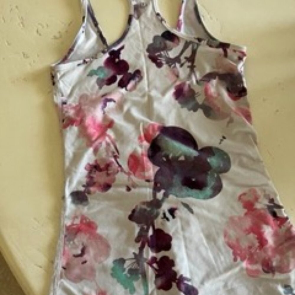 Lululemon floral tank tap